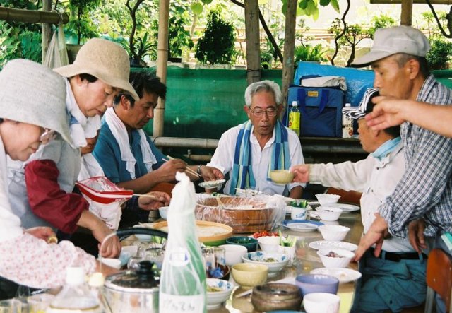 W upalne dni odbywają spotkania obiadowe z zimnym Somen (Japanese kluski), warzywami i przyprawami z ogrodu. Niektórzy z  członków ogrodu są doskonałymi kucharzami.